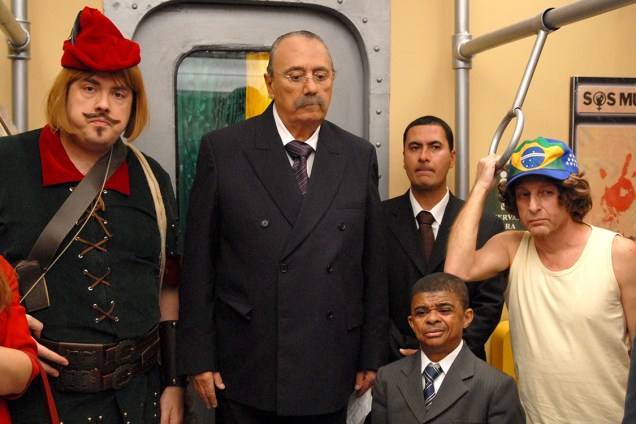 Ator e comediante Agildo Ribeiro como o personagem Sir Ney no Metrô Zorra Brasil