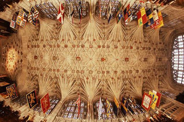 Teto da capela de São Jorge dá destaque às bandeiras dos Cavaleiros da Jarreteira