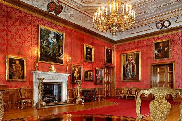 'The Crimson Drawing Room', localizado no interior do Castelo de Windsor 'The Crimson Drawing Room', localizado no interior do Castelo de Windsor