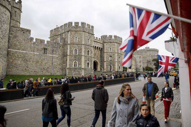 Turistas caminham próximos ao Castelo de Windsor, a oeste de Londres