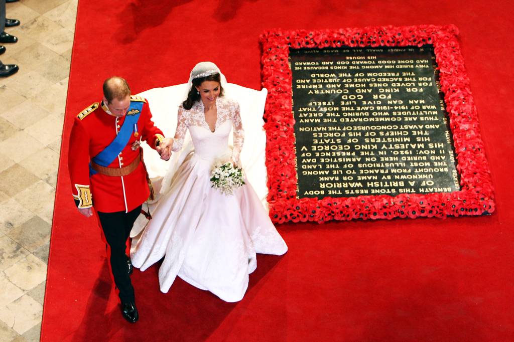Casamento de Kate Middleton e Príncipe William – 2011 Kate Middleton e Príncipe William deixam a Abadia de Westminster após cerimônia - 29/04/2011