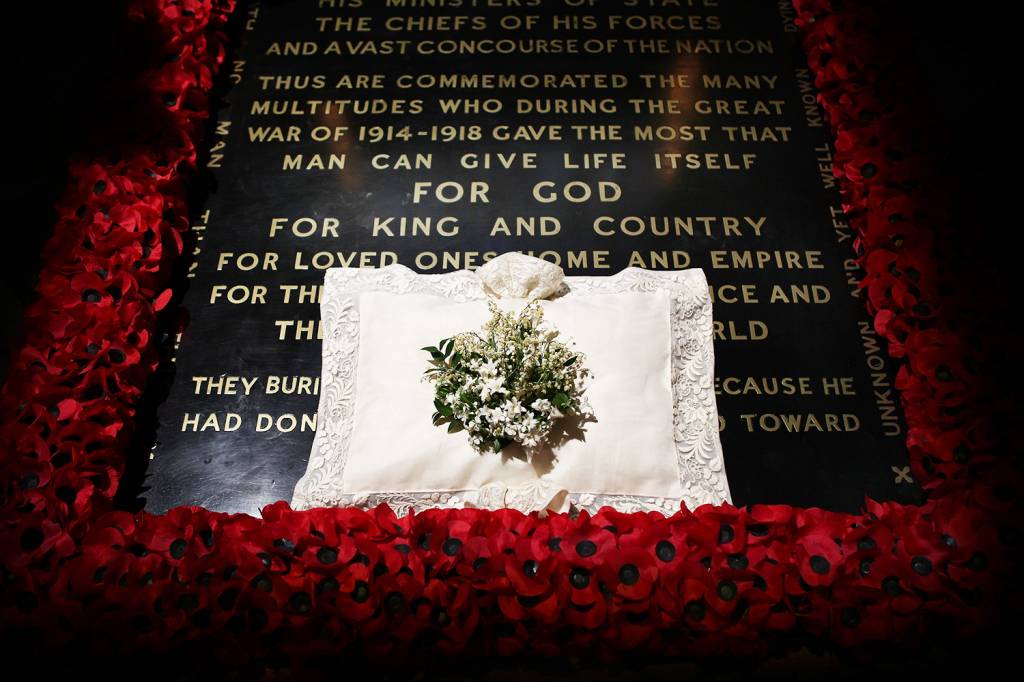 Buquê usado por Kate Middleton em seu casamento, é colocado sobre túmulo na Abadia de Westminster, em Londres - 30/04/2011