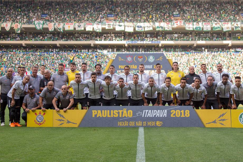 Time do Corinthians posa para foto antes de partida contra o Palmeiras, válida pela final do Campeonato Paulista - 08/04/2018