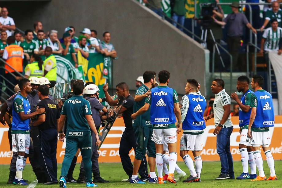 Confusão durante o jogo entre Palmeiras x Corinthians, em partida válida pela final do Campeonato Paulista - 08/04/2018