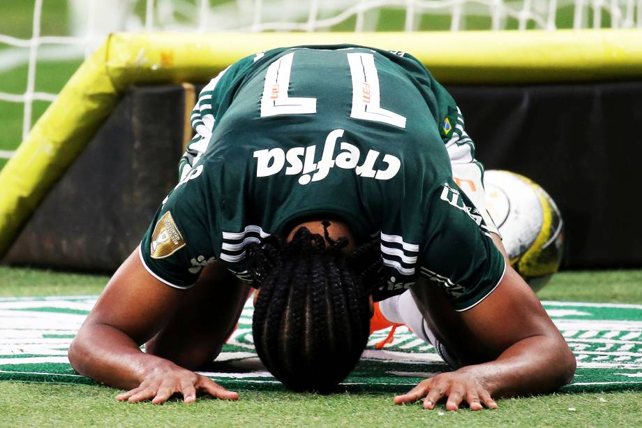 O jogador Keno, do Palmeiras, lamenta após ser derrotado nas penalidades máximas, durante a final do Campeonato Paulista - 08/04/2018