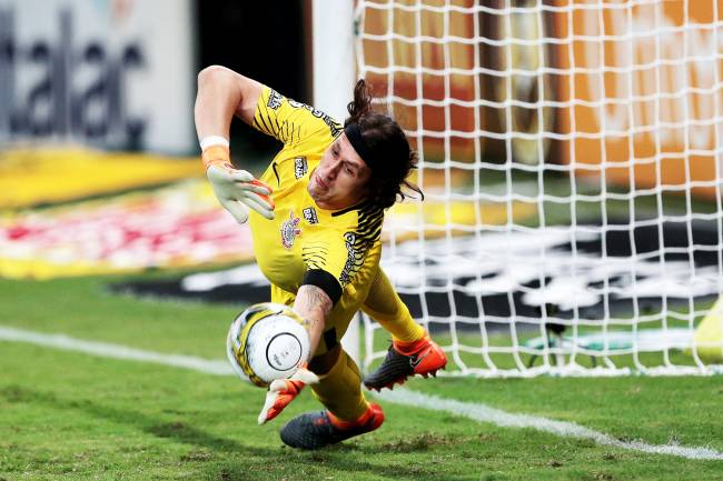 O goleiro Cássio, do Corinthians, realiza defesa durante as penalidades máximas, na final do Campeonato Paulista - 08/04/2018