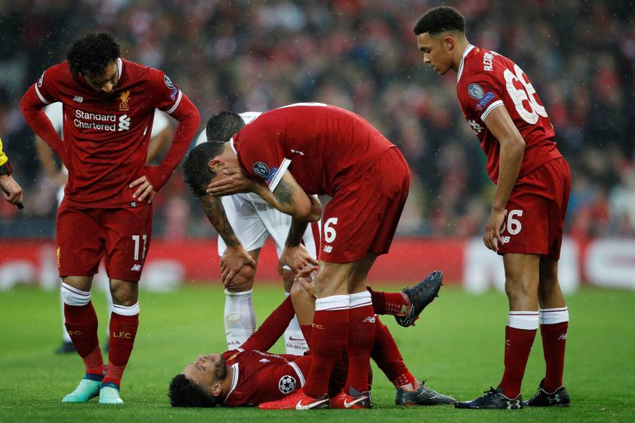 O atacante Oxlade-Chamberlain do Liverpool sofre lesão durante partida contra a Roma, válida pela semifinal da Liga dos Campeões