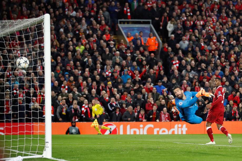 O goleiro brasileiro Alisson Becker da Roma salta mas não consegue evitar o gol do atacante egípcio Mohamed Salah do Liverpool - 24/04/2018