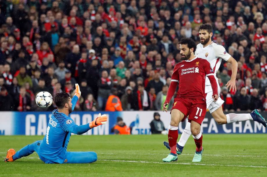 O atacante egípcio Mohamed Salah do Liverpool toca por cima do goleiro brasileiro Alisson Becker da Roma para marcar seu segundo gol - 24/04/2018