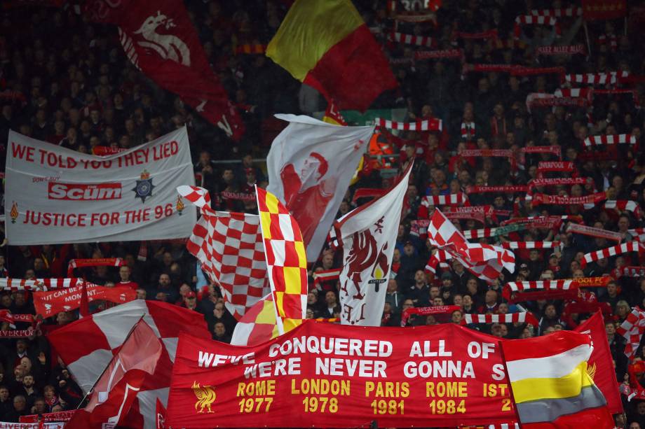 Torcida do Liverpool faz a festa nas arquibancadas do Anfield Road durante partida contra a Roma na semifinal da Liga dos Campeões - 24/04/2018