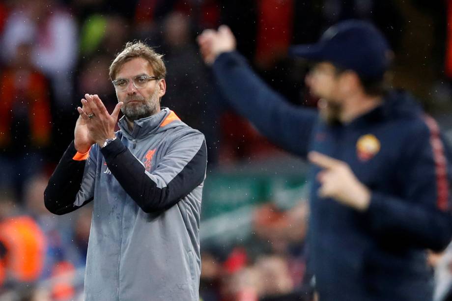 O técnico alemão Jürgen Klopp do Liverpool aplaude a equipe na vitória sobre a Roma, em partida válida pela semifinal da Liga dos Campeões - 24/04/2018