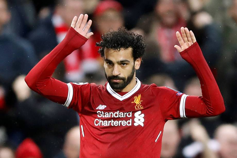 O atacante egípcio Mohamed Salah do Liverpool celebra seu primeiro gol na primeira partida da semifinal contra a Roma no estádio Anfield Road, em Liverpool - 24/04/2018