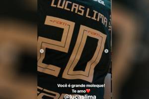 Neymar presta apoio ao jogador Lucas Lima após derrota