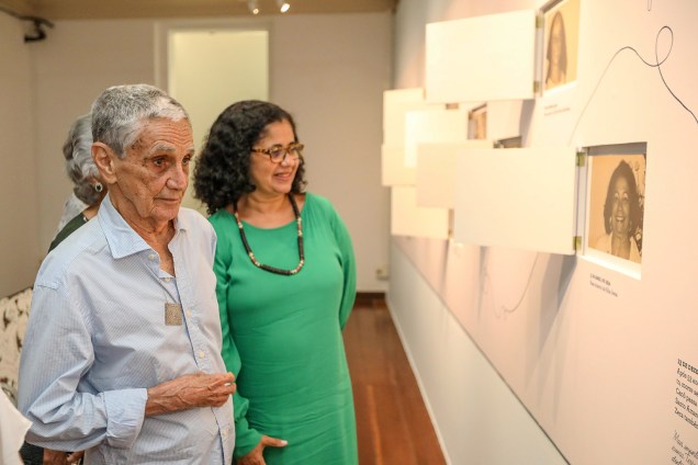 Rodrigo Velloso e Ju Velloso, uma das curadoras da exposição que homenageia a sua avó, Dona Canô