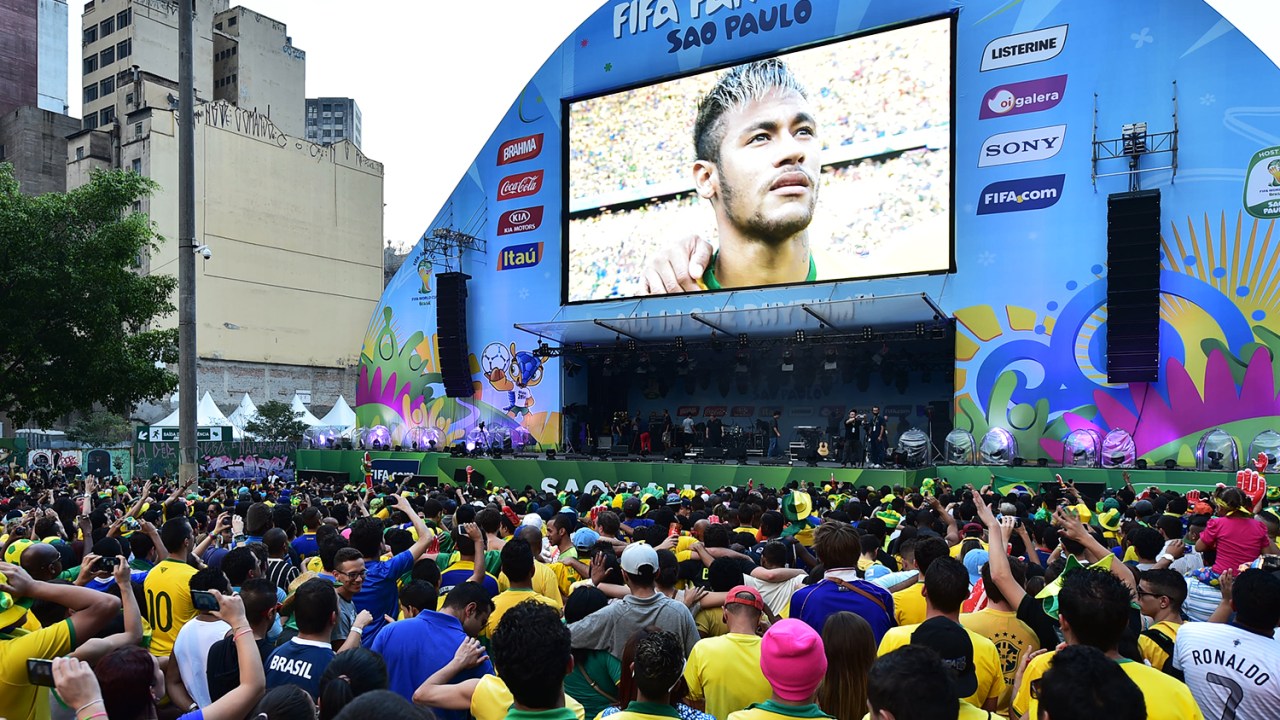 Torcedores assistem partida entre Brasil e Colômbia, válida pelas quartas-de-final da Copa do Mundo, na Fifa Fan Fest, em São Paulo - 04/07/2014