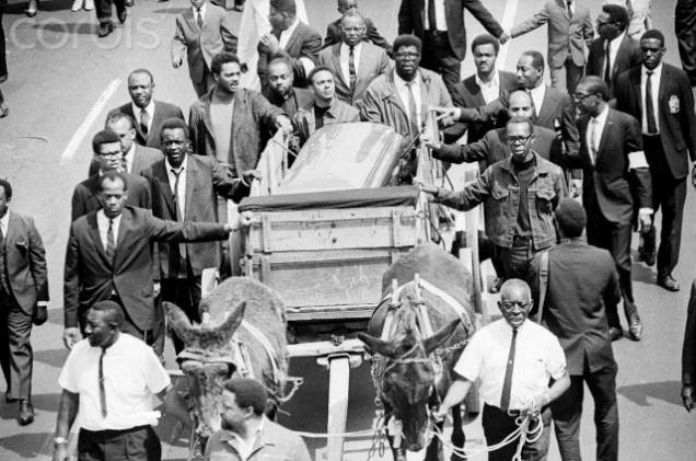 Caixão de Martin Luther King Jr. sendo carregado em passeata memorial em Atlanta, Georgia - 09/04/1968