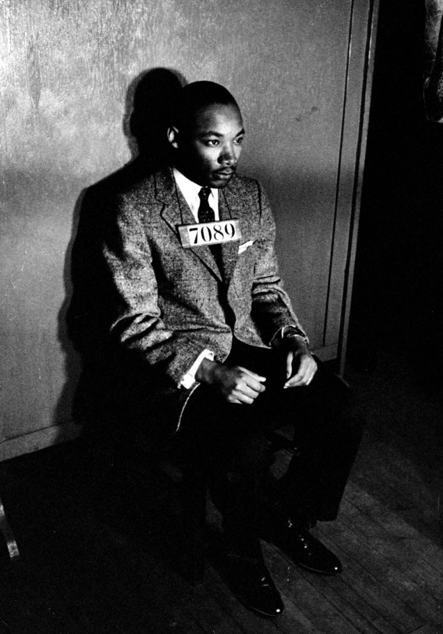 Rev. Martin Luther King Jr., diretor do boicote de ônibus segregado, é visto com o número "7089" no peito após sua prisão por agitação - 24/02/1956