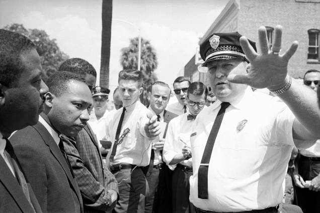 Laurie Pritchett, chefe de polícia, é visto de frente com Martin Luther King Jr. enquanto prendia manifestantes durante um ato contra a segregação racial - 12/1961 Laurie Pritchett, chefe de polícia, é visto de frente com Martin Luther King Jr. enquanto prendia manifestantes durante um ato contra a segregação racial - 12/1961
