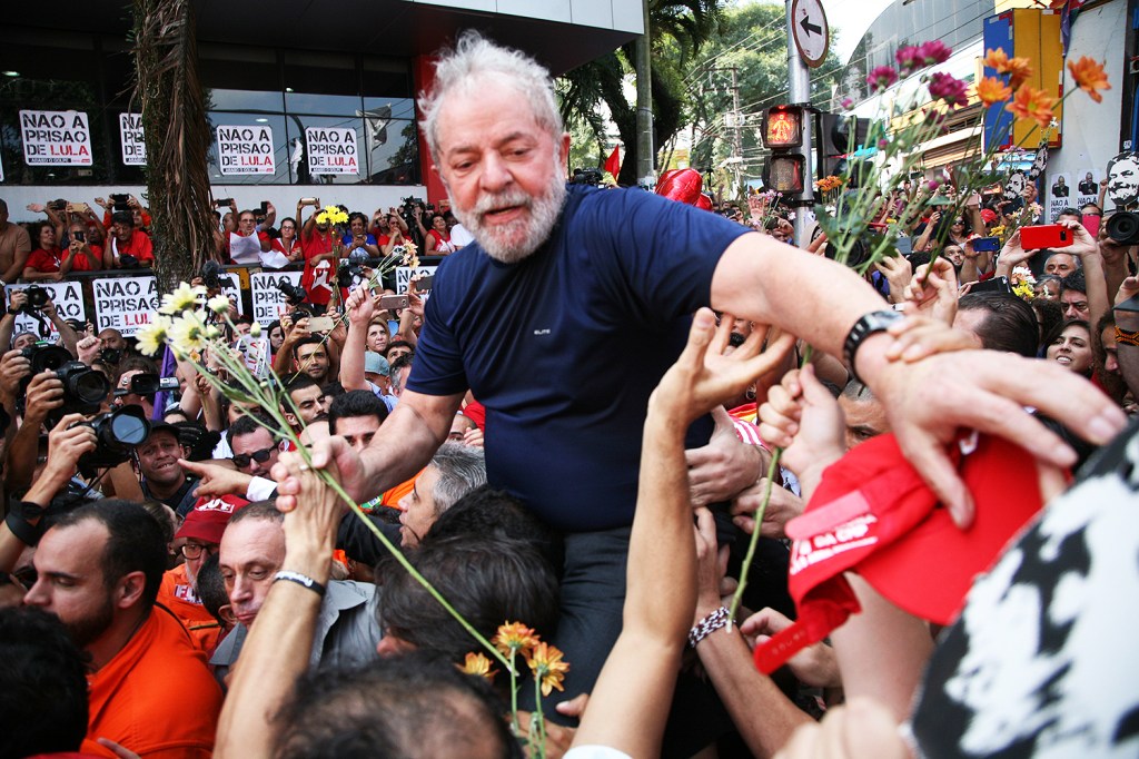 O ex-presidente Lula é carregado por apoiadores após realizar discurso no Sindicato dos Metalúrgicos do ABC, em São Bernardo do Campo (SP) - 07/04/2018