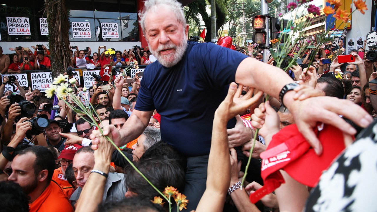 O ex-presidente Lula é carregado por apoiadores após realizar discurso no Sindicato dos Metalúrgicos do ABC, em São Bernardo do Campo (SP) - 07/04/2018