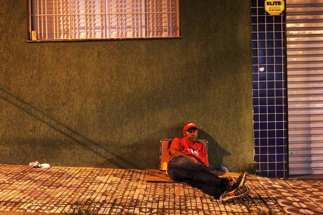 Militantes descansam nos arredores do Sindicato dos Metalúrgicos do ABC, em São Bernardo do Campo (SP) - 06/04/2018