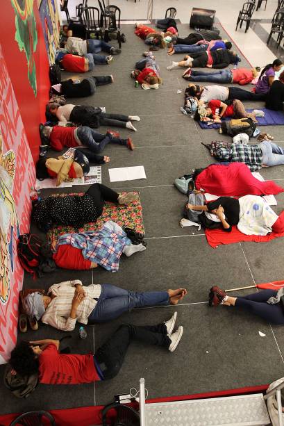 Manifestantes dormem no chão no Sindicato dos Metalúrgicos do ABC
