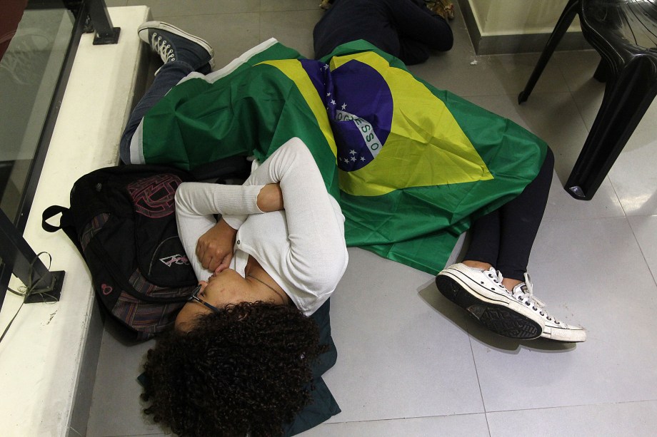 Militantes descansam de forma improvisada em vigília de apoio ao ex-presidente Lula