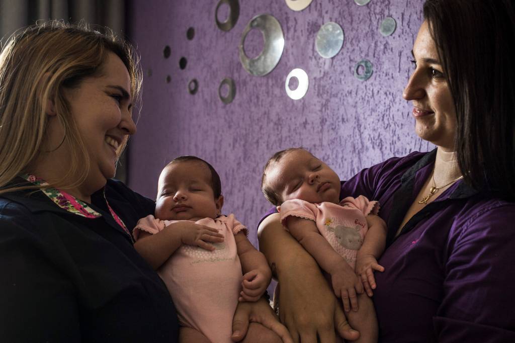 Casais de mulheres buscam na Justiça dupla licença-maternidade