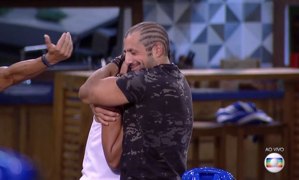 Kaysar abraça Gleici após prova do líder do 'BBB18'