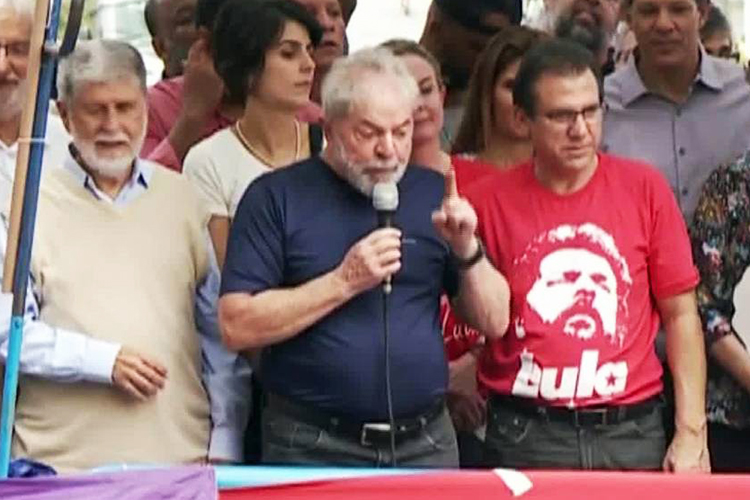 O ex-presidente Lula discursa em carro de som, localizado nos arredores do Sindicato dos Metalúrgicos do ABC - 07/04/2018
