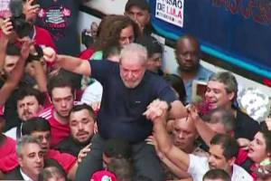Lula é carregado por militantes após discurso Lula é preso: ex-presidente se entrega à Polícia Federal