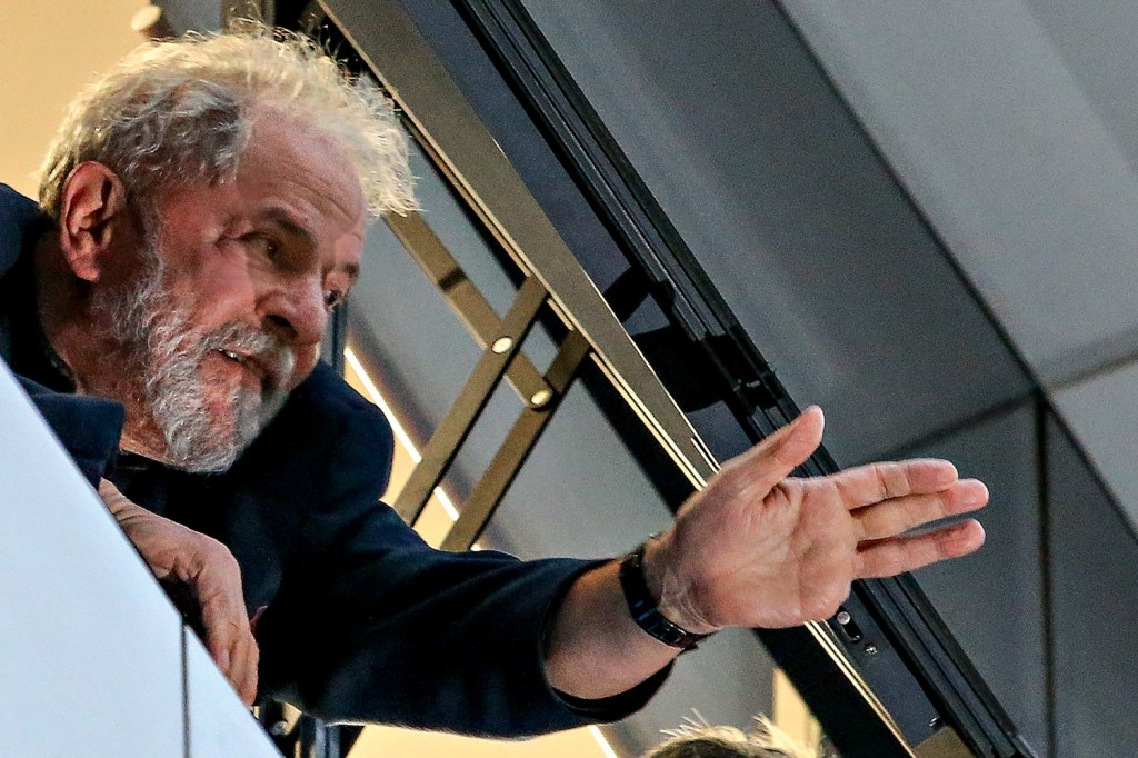 Na trincheira - Lula acena da janela do sindicato na tarde de sexta-feira