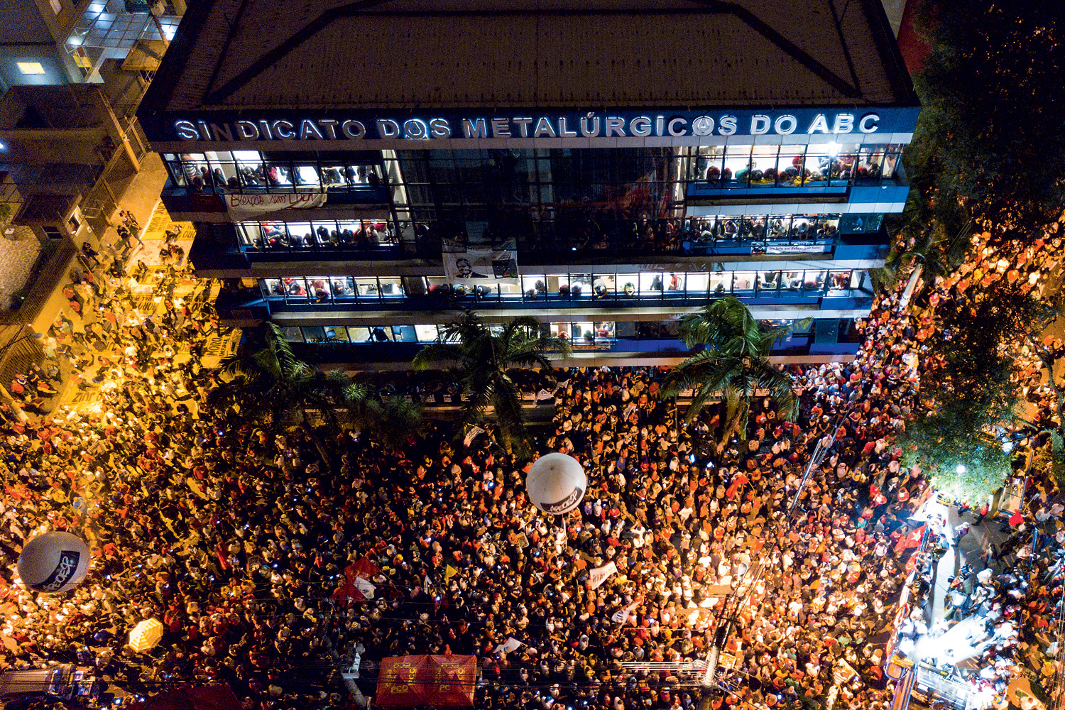 Em São Bernardo - Apoiadores de Lula defendem a “resistência” do petista na frente do Sindicato dos Metalúrgicos