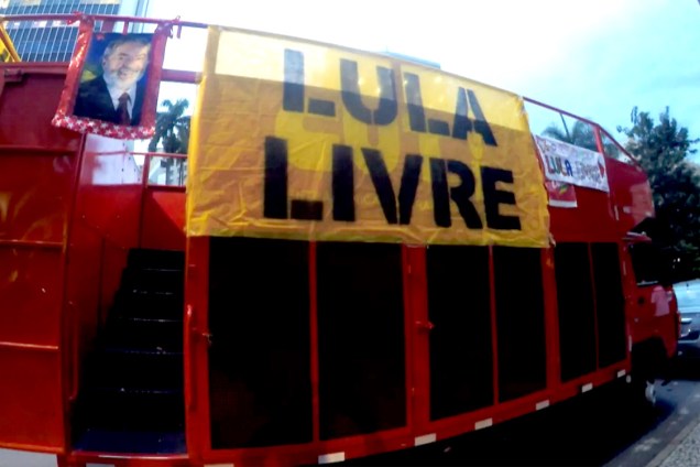 Manifestantes demonstram apoio ao ex-presidente Lula antes do julgamento pelo STF, em Belo Horizonte - 03/04/2018