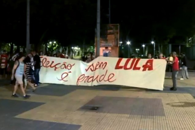 Manifestantes protestam contra a prisão do ex-presidente Lula na Praça da República, em São Paulo - 03/04/2018