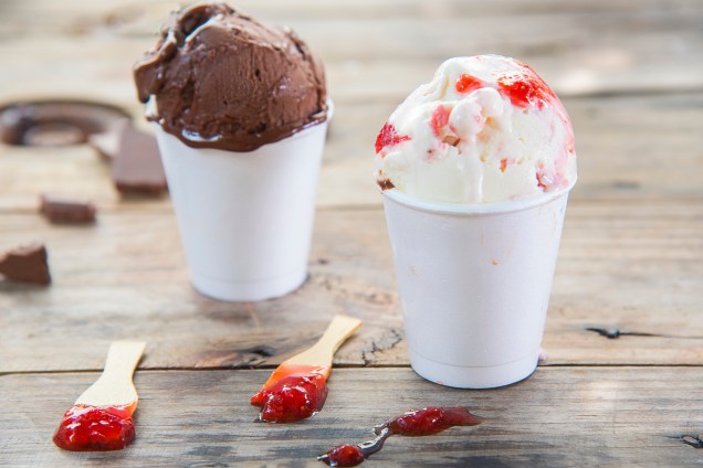 Flor de morango (leite com geleia artesanal de morango) e Nero (sorbet de chocolate amargo)