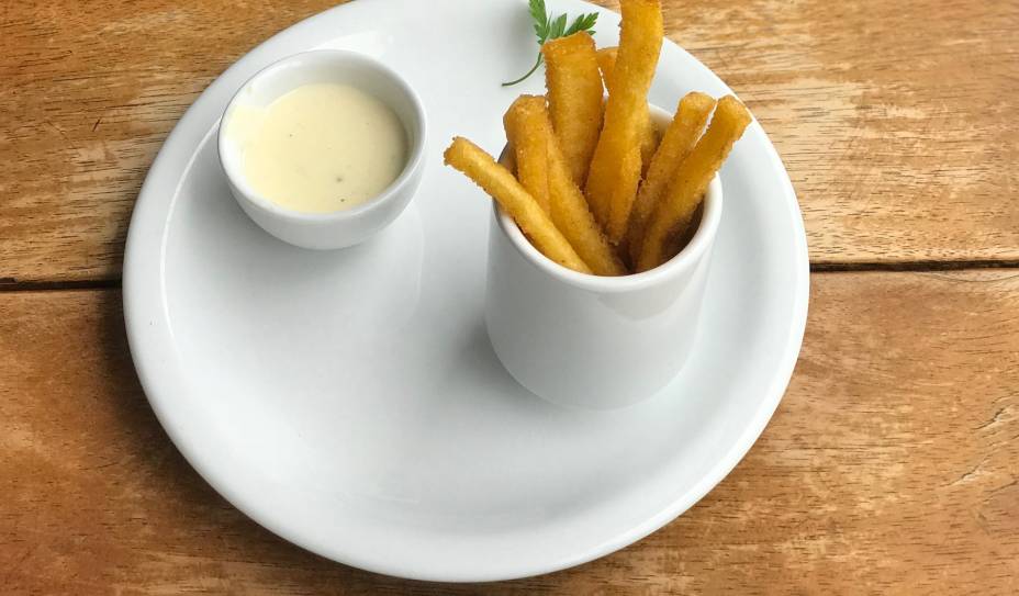 Entrada: Polenta palito frita com molho de queijo