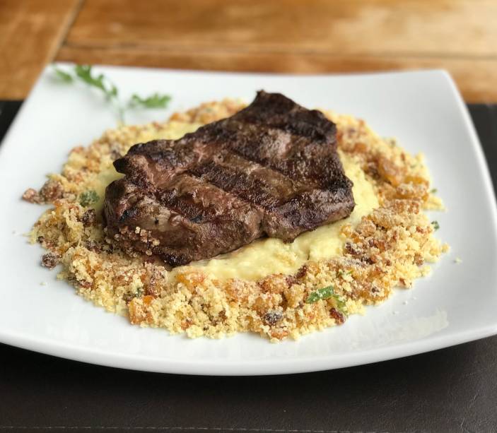  <b> Prato principal: </b>Flat iron steak de angus com purê de batata, chimichurri e farofa flocada de banana