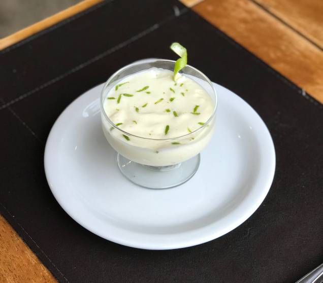 Sobremesa: Mousse de limão Sobremesa: Mousse de limão