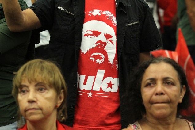 Militante usa camiseta com a imagem do petista Militante usa camiseta com a imagem do petista