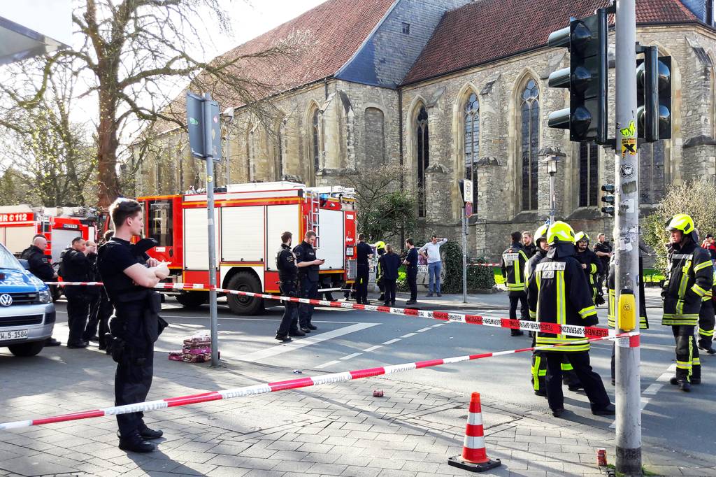 Policiais isolam área onde ocorreu um atropelamento, em Münster, na Alemanha - 07/04/2018