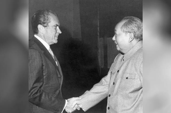 O ex-presidente americano Richard Nixon e o líder comunista chinês Mao Tse-Tung, se cumprimentam durante encontro privado - 21/02/1972