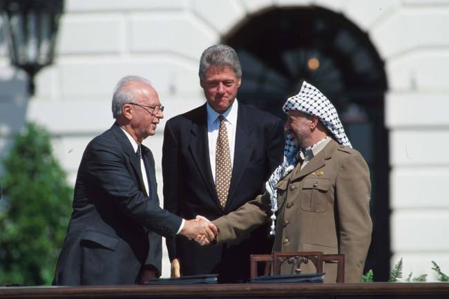 O primeiro-ministro israelense Yitzhak Rabin e o líder palestino Yaser Arafat se cumprimentam em Washington - 13/09/1993