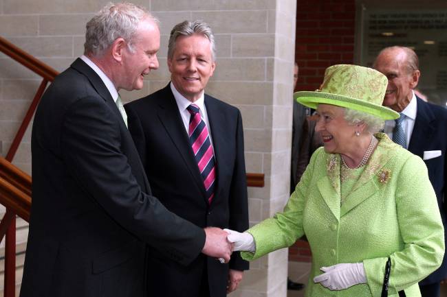 Rainha Elizabeth se reuniu com Martin McGuinness, ex-comandante do grupo armado IRA, na Irlanda do Norte - 27/06/2012