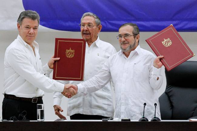 O presidente colombiano, Juan Manuel Santos, cumprimenta Timoleon Jimenez "Timonchenko", líder das FARC, em Havana - 23/06/2016