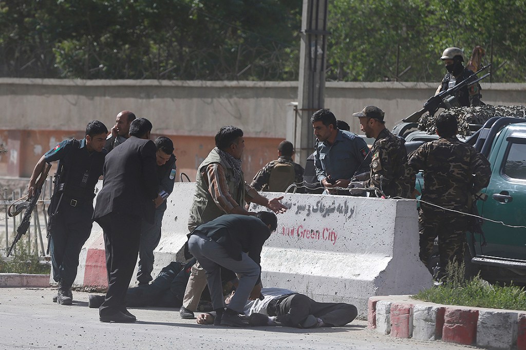 Policiais ajudam jornalistas vítimas de ataque no Afeganistão