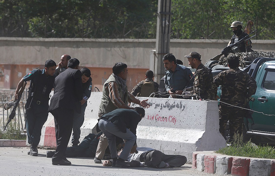 Policiais ajudam jornalistas vítimas de ataque no Afeganistão