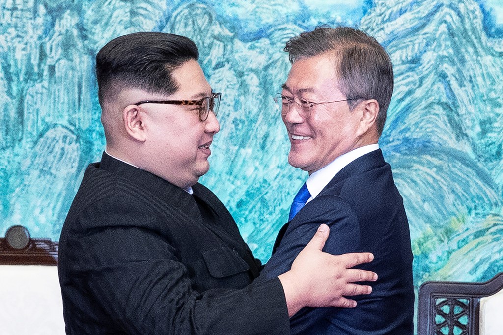 O ditador norte-coreano, Kim Jong-un, e o presidente da Coreia do Sul, Moon Jae-in, se abraçam durante encontro em zona desmilitarizada sul-coreana - 27/04/2018