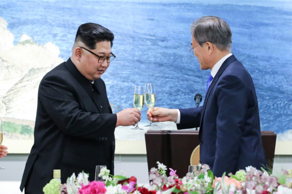 O ditador norte-coreano, Kim Jong-un, e o presidente da Coreia do Sul, Moon Jae-in, durante encontro em zona desmilitarizada sul-coreana - 27/04/2018
