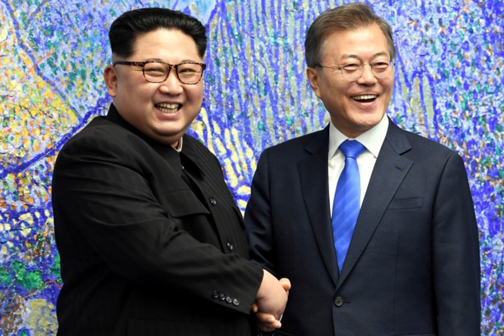 O ditador norte-coreano, Kim Jong-un, e o presidente da Coreia do Sul, Moon Jae-in, durante encontro em zona desmilitarizada sul-coreana - 27/04/2018